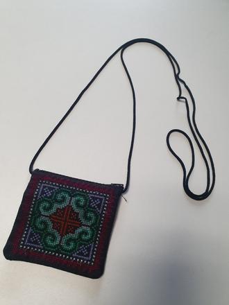 Malá vyšívaná kabelka cez plece 10x10cm, 