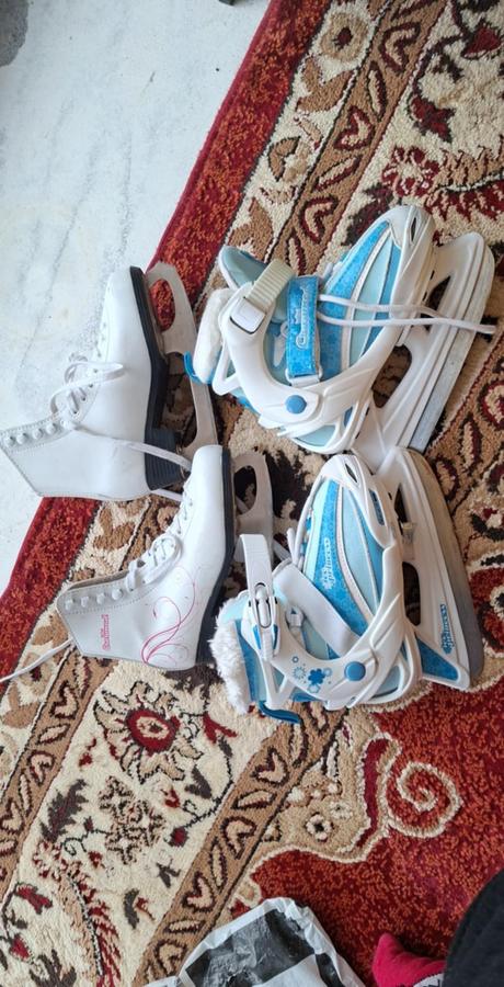 Dvoje korčule veľ. 29-32, veľ. 34, crowned,29