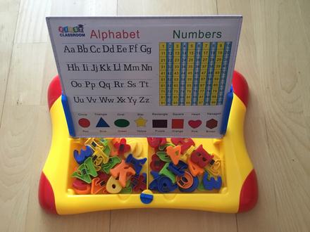 Magnetická tabuľka - skladanie slov,