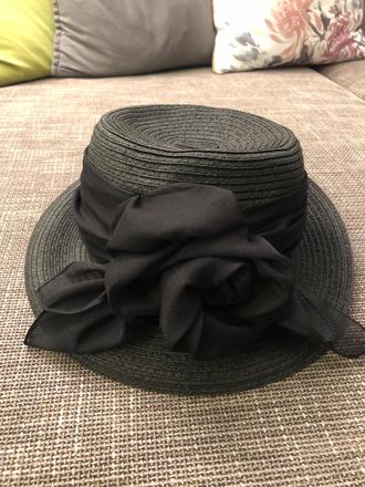 Čierny elegantný dámsky klobúk,