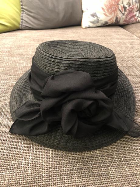 Čierny elegantný dámsky klobúk,