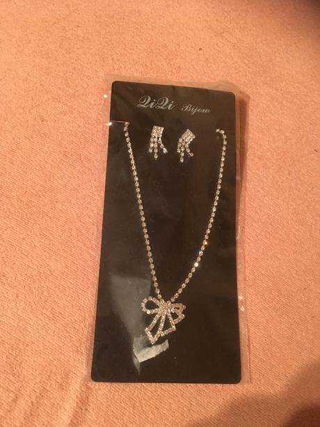 Náušnice s nahrdelnikom, 