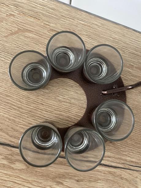 Kovová kelňa so zvončekom a pohárikmi,