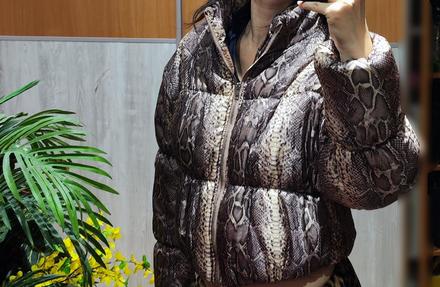 Bunda s haďou potlačou, 38