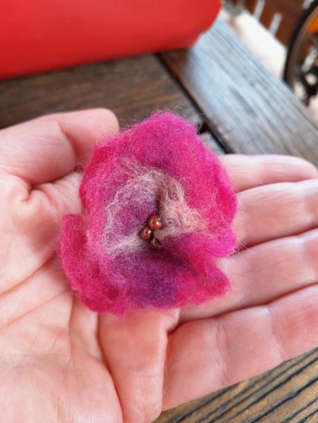 Plstený kvet brošňa alebo spona do vlasov,