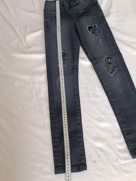 Džínsy s flitrami, 146