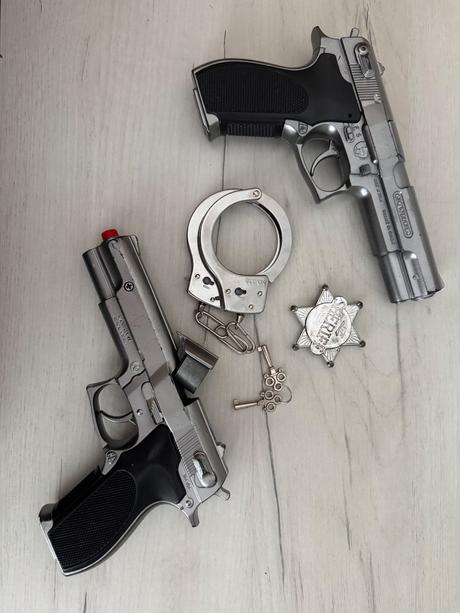 Kovová pištoľ na kapsle a putá na kľúč, 