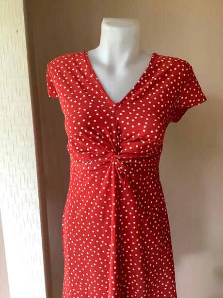 Šaty s bodkami, 36
