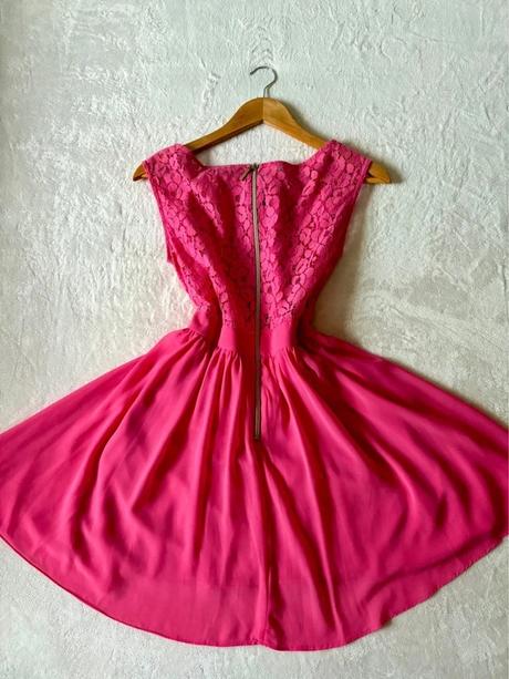 Elegantné ružové šaty s čipkovým topom, s