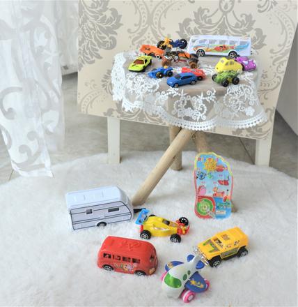 17 dielna sada autíčiek a iných hračiek, 