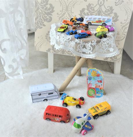 17 dielna sada autíčiek a iných hračiek,
