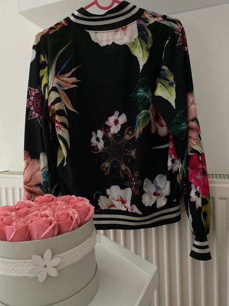 Bunda s kvetovymi motívmi, 34