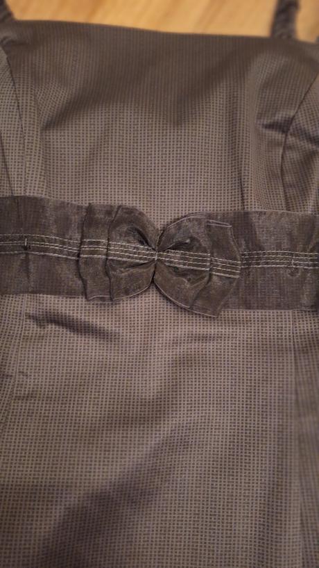 Malé čierne lesklé šaty, 38