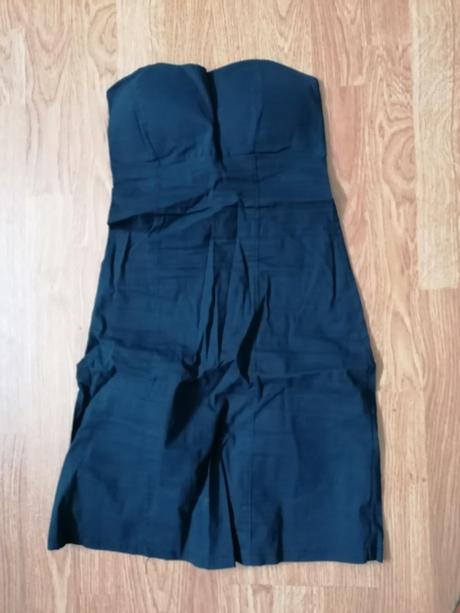 Tmavomodré šaty bez ramienok, 32