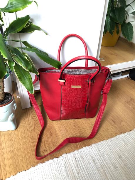 Červená kabelka, atmosphere