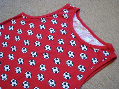 Tielko s futbalovými loptami, 98