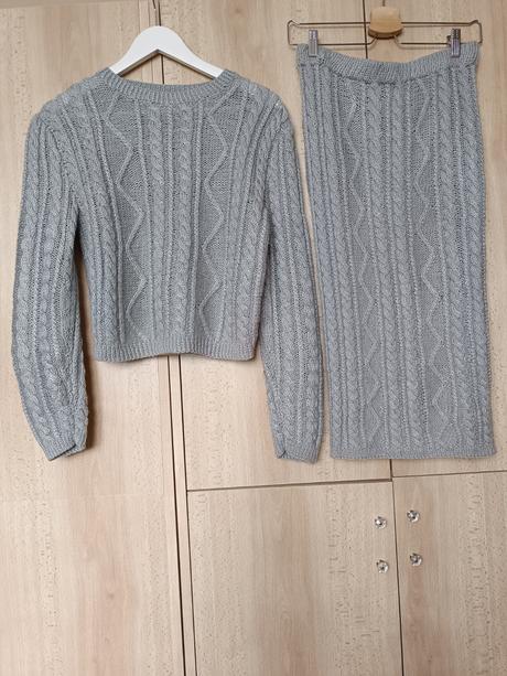 Sivý pletený komplet sveter a sukňa, s