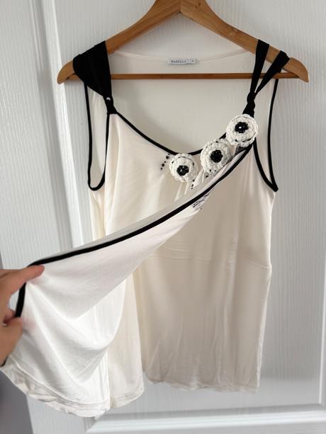 Elegantná blúzka top marella s 3d kvetmi, m
