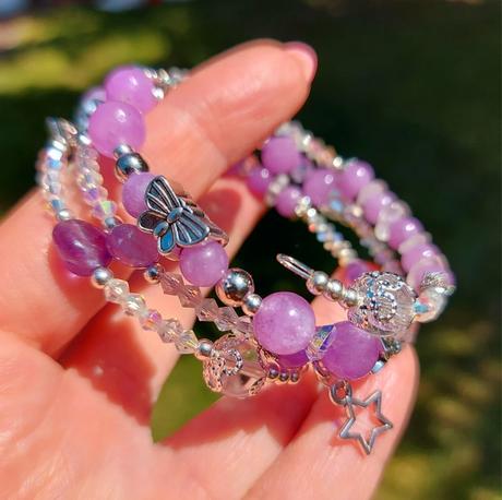 Náramok fialové nebo z ametystu,