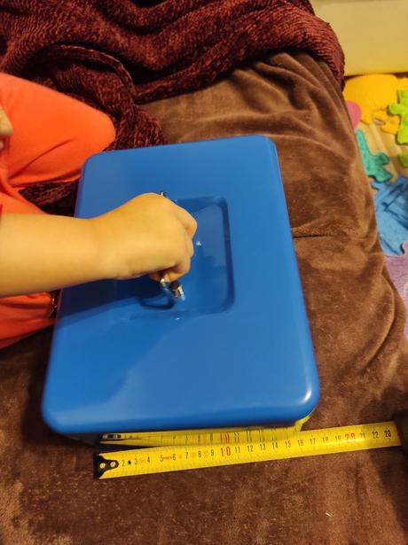 Kovový trezor - pokladnica,