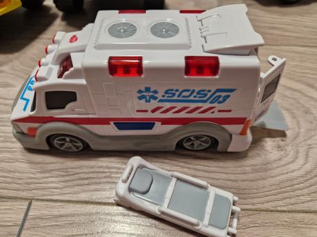 26de_policajne auta a sanitky,