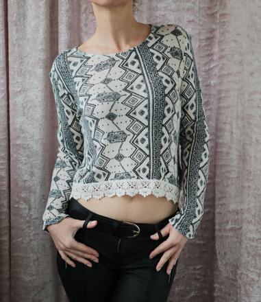 Crop svetrík s porcelánovým vzorom, s