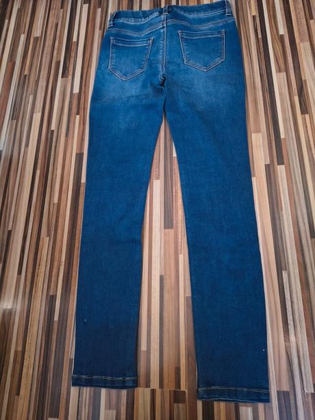 Priliehavé džinsy, 146