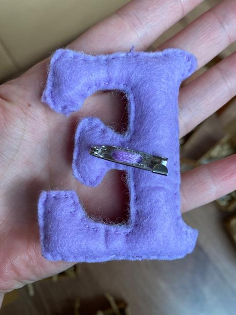 Ručne vyšívana ozdoba na kočík / ruksak, 