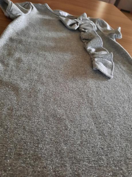 Strieborné šaty s mašľou, 104