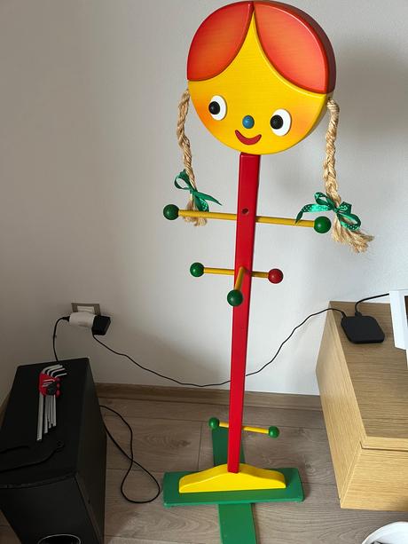 Vesiak na oblecenie,