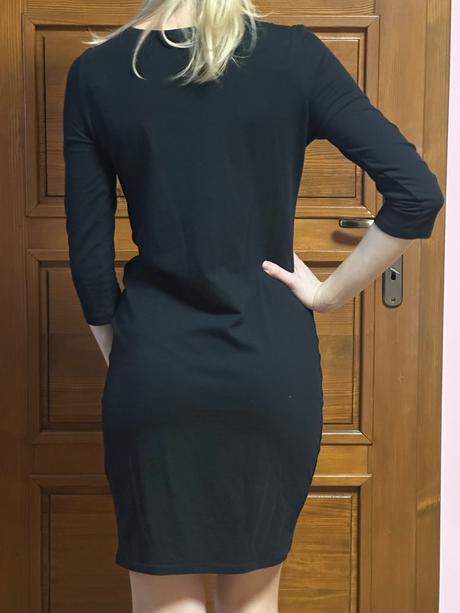 Čierne obtiahnuté šaty, s