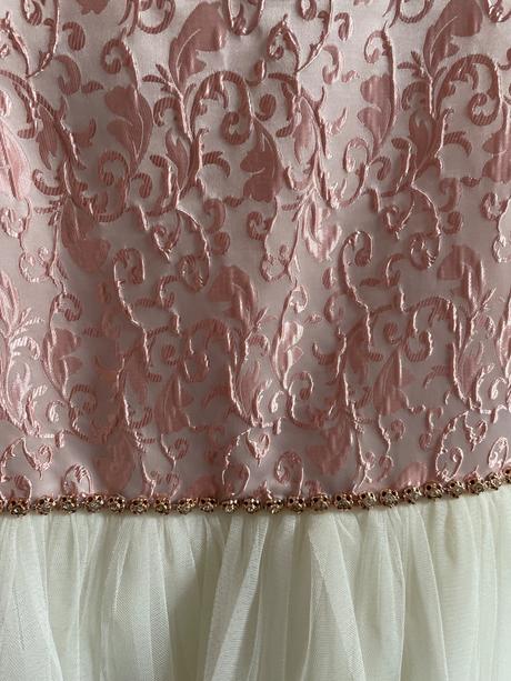 Spolocenske saty, 146