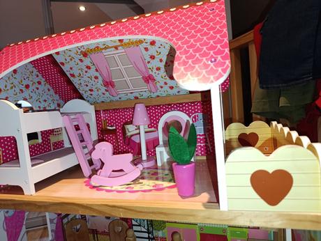 Drevený domček pre bábiky, 