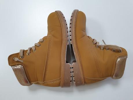 Vysoké topánky so zlatou aplikáciou, 32