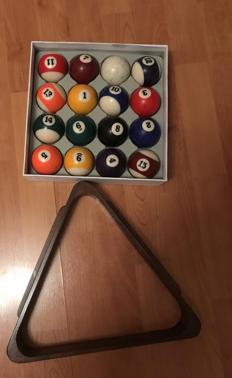 Billiardove gule a drevený trojuholník,