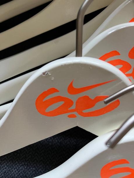 Biele vešiaky nike 6.0, 