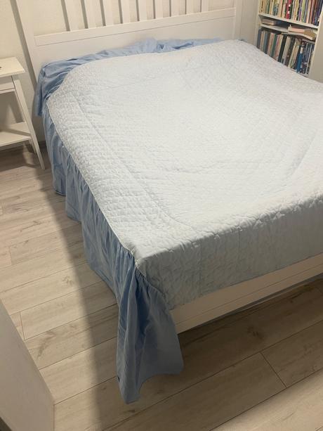 Nádherný "baby blue" prehoz s všívanou háčkovanou,