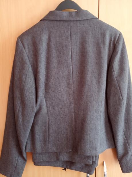 Nohavicový kostým, 42