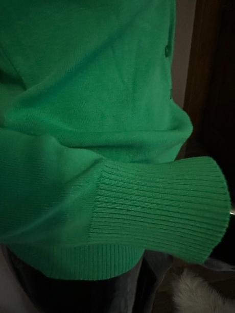 Zelený svetrík s výstrihom do v zn. uc benetton, benetton,m / s