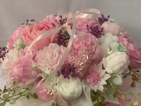 Veľká mydlova kytica v pletenom priborniku, 