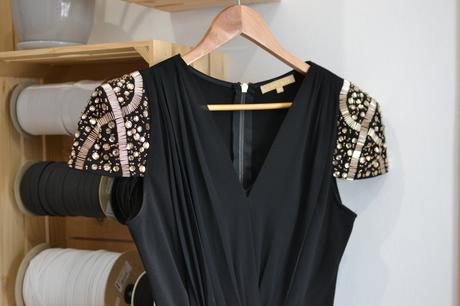 Čierne šaty s ozdobnými rukávmi m, m