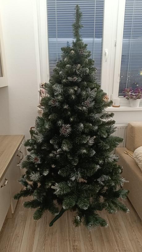Umelý vianočný stromček so stojanom, 