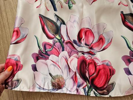 Krasna satenova midi sukna s magnoliami.nova, l / m / s