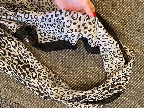 Šatka s leopardím vzorom, 