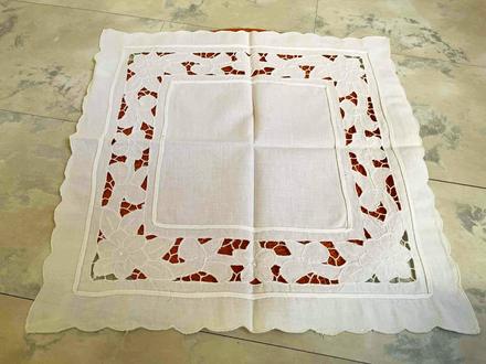 Batistový obrúsok - richelieu, 