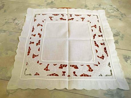 Batistový obrúsok - richelieu, 