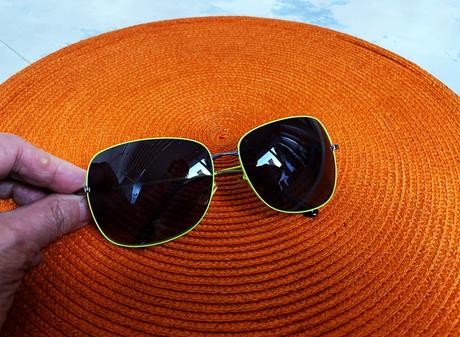 Okuliare s neónkovým rámom,