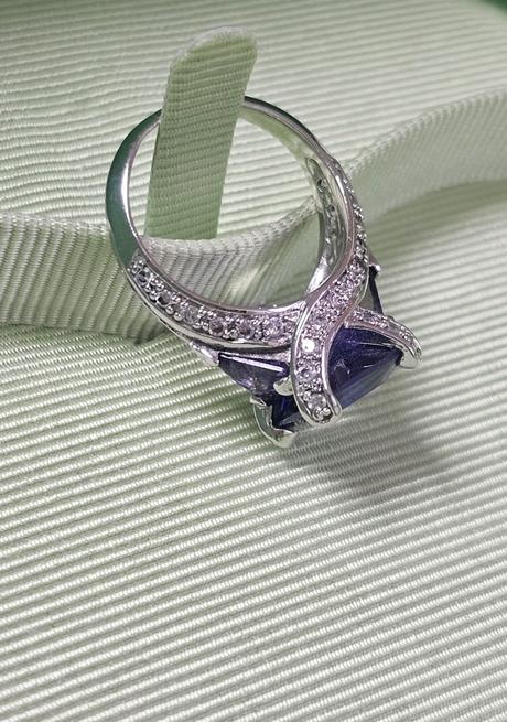 Zdobený dámsky prsteň, 