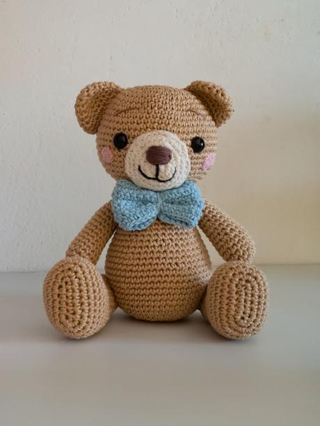 Háčkovaný medvedík 20 cm, 