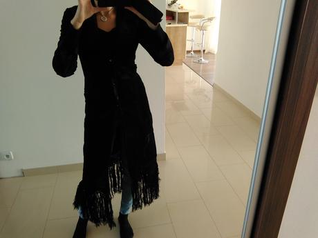 Čierny dlhý kabát so strapcami, s